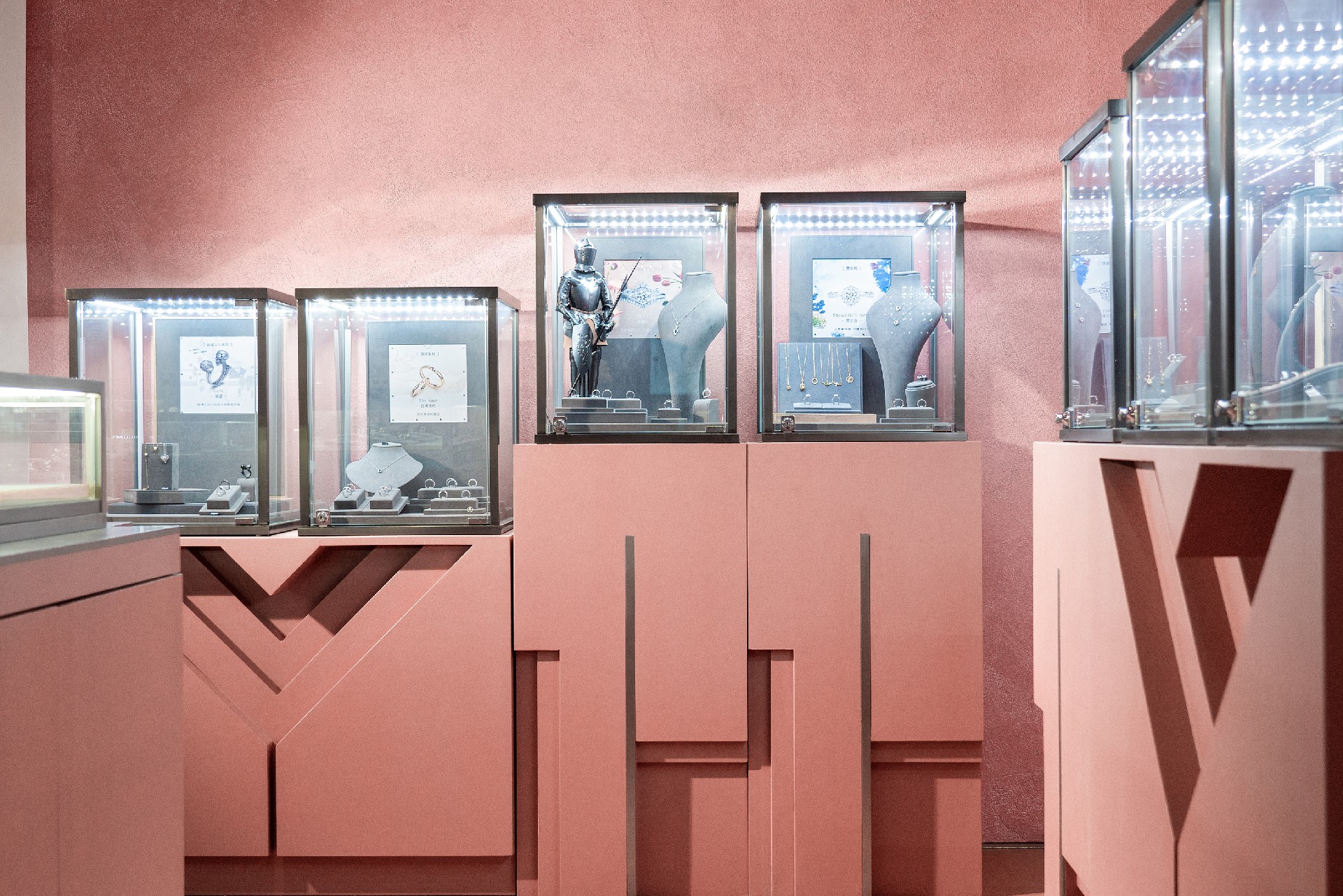 可移动，可复用的产品化展示台, Movable and reusable display cabinets. by 小柒，黄迪.jpg